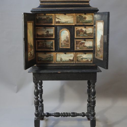 Cabinet en placage d’ébène et bois noirci.