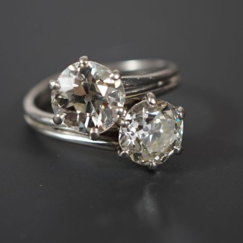 Bague Bague « Toi et Moi » ornée de diamants.