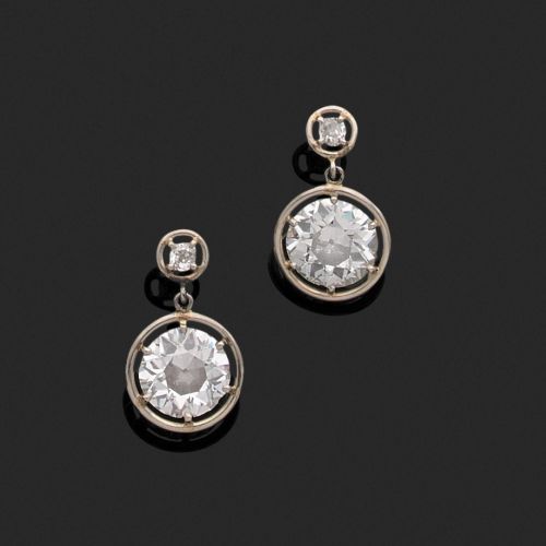 Boucles dornée de diamants.