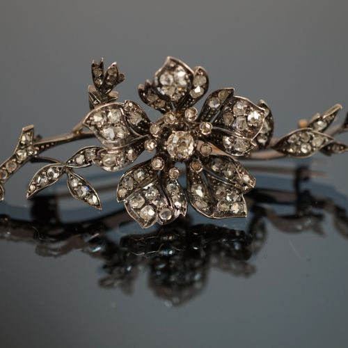 Broche trembleuse en or sertie de diamants. XIX » siècle.