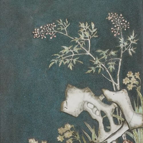 Deux panneaux en incrustations de porcelaine polychrome sur fond bleu.