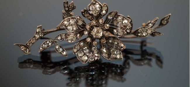 Broche trembleuse en or sertie de diamants. XIX&nbsp;&raquo; si&egrave;cle.