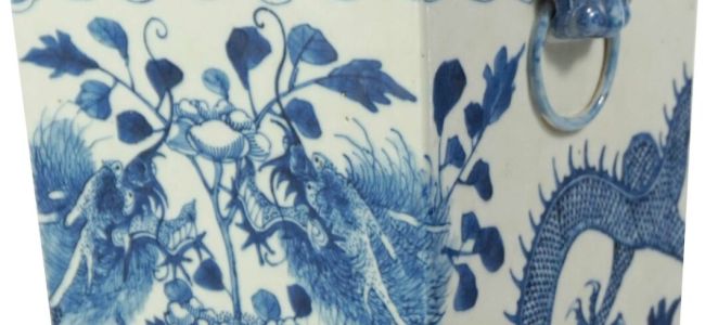 Grand vase carr&eacute; en porcelaine bleu blanc.